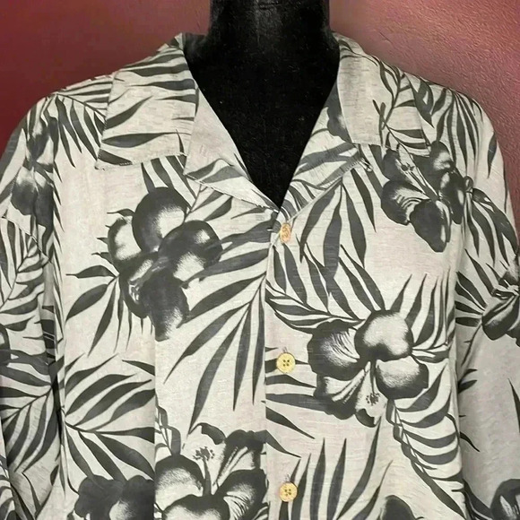 Tommy Bahama Other - Tommy Bahama Men’s XL Silk Gray & Black Short Sleeve Hawaiian Shirt